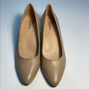 Trotters Kiera Nude Leather kitten heel pump Women's sz 11m